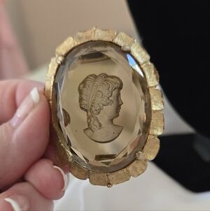 Vintage Reverse Intaglio Glass Cameo Brooch Pin 1960s